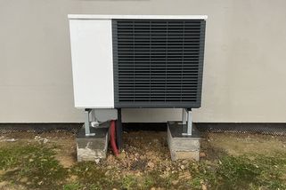 Tepelné čerpadlo s radiátory moc nefunguje. Lidem spíše prodělává, než šetří